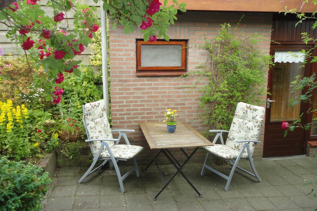 een gezellig zitje op het lager gelegen terras...