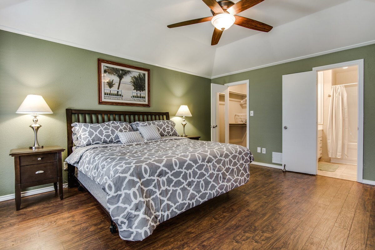 Dormitorio principal. Amplio vestidor, con tabla de planchar, plancha y espejo completo.