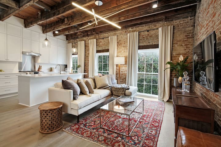 Luxury Historic Hotel Suite | 5 min to FQ