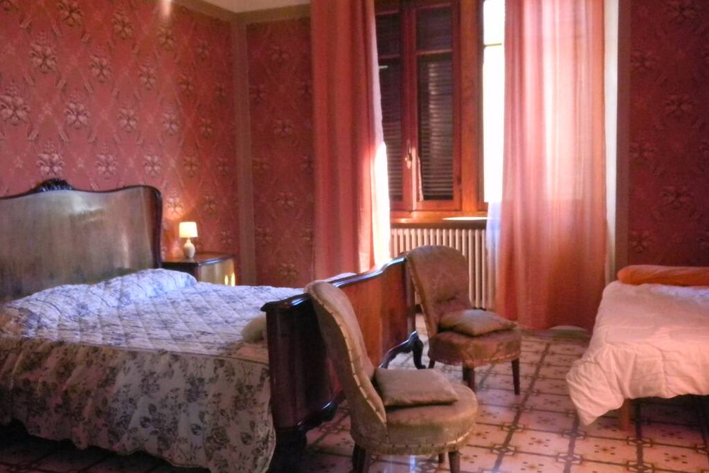 Originalgetreu restauriert: das grosse Schlafzimmer