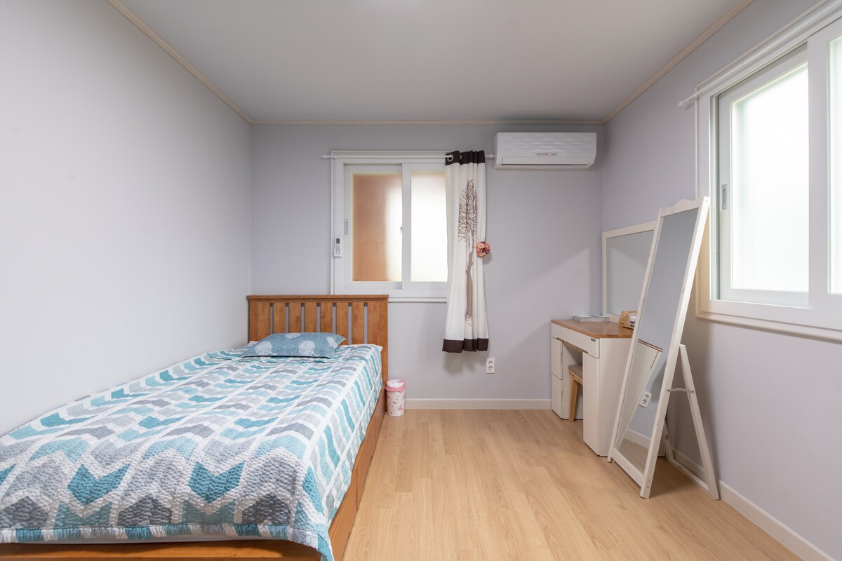 Dhomë gjumi; një krevat super tek 