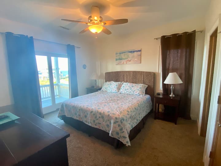 2nd floor bedroom level.  King master with en suite. Seashell room.