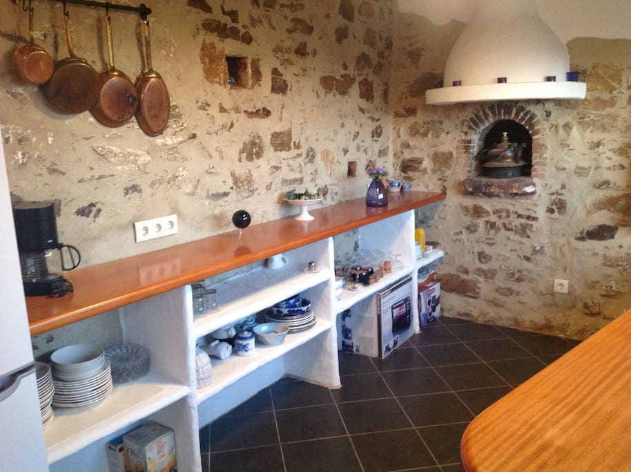 La Cuisine à l'ancienne a gardé son vieux four qui est toujours fonctionnel et est également entièrement équipée : taque électrique, lave-vaisselle, machine à café, toaster, bouilloire électrique, four électrique.