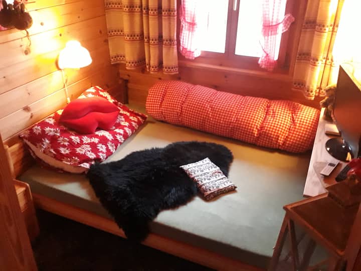 Шале Chnorz @ Säntis Schwägalp Toggenburg. 

Спалня 2 на горния етаж.