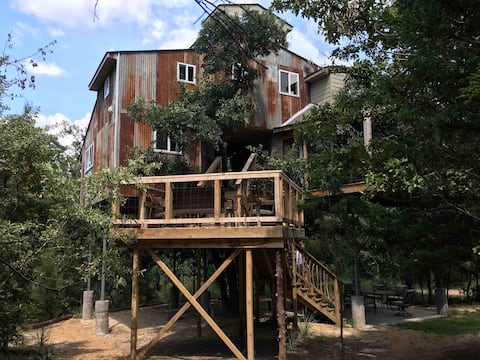Upward Treehouse - Your Beautiful Retreat