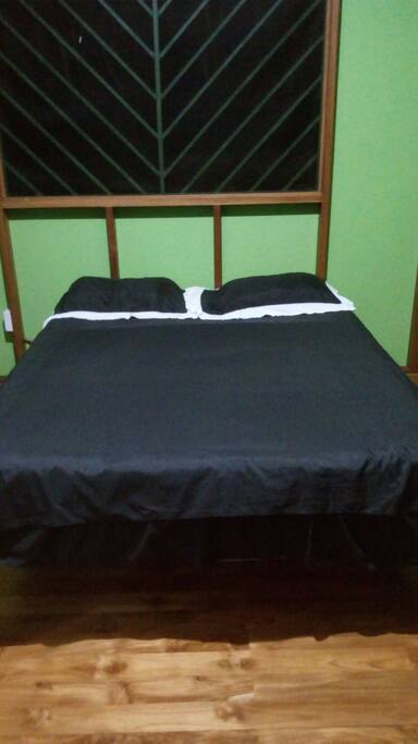 Cama queen.