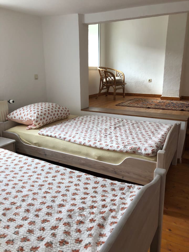 卧室配有两张单人床和阅读角