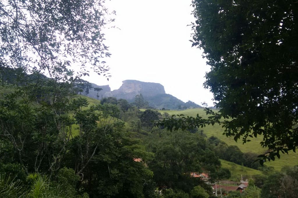 Vista do quintal para Pedra do Baú