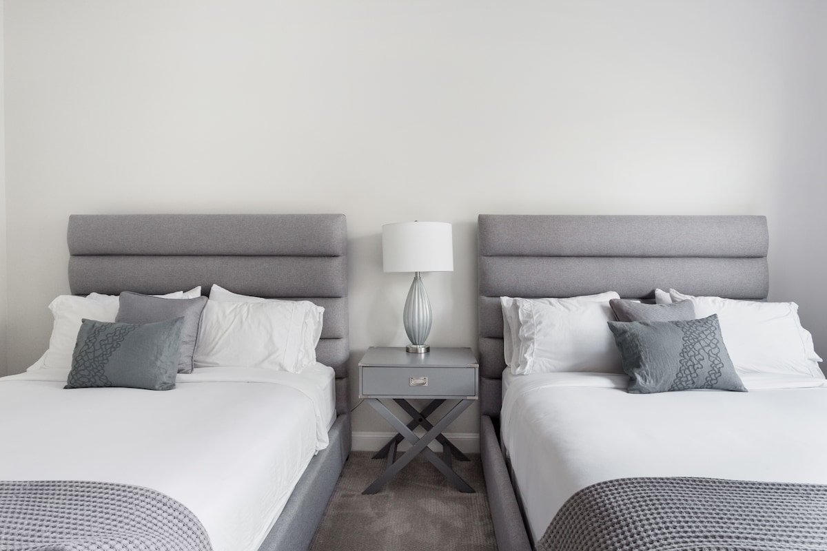 Phòng ngủ 2 với hai giường cỡ Queen.