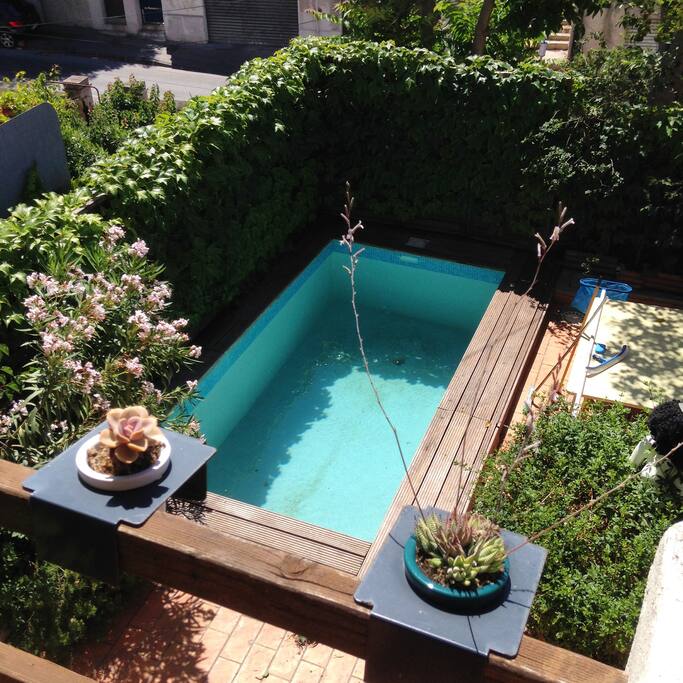 Nous avons de quoi vous rafraichir / We have a "cool" place to lower the heat