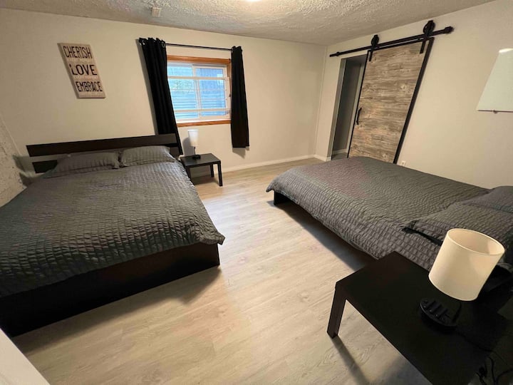 Dormitorio grande en el sótano. 2 camas tamaño queen perfectas para una familia con dos niños. 