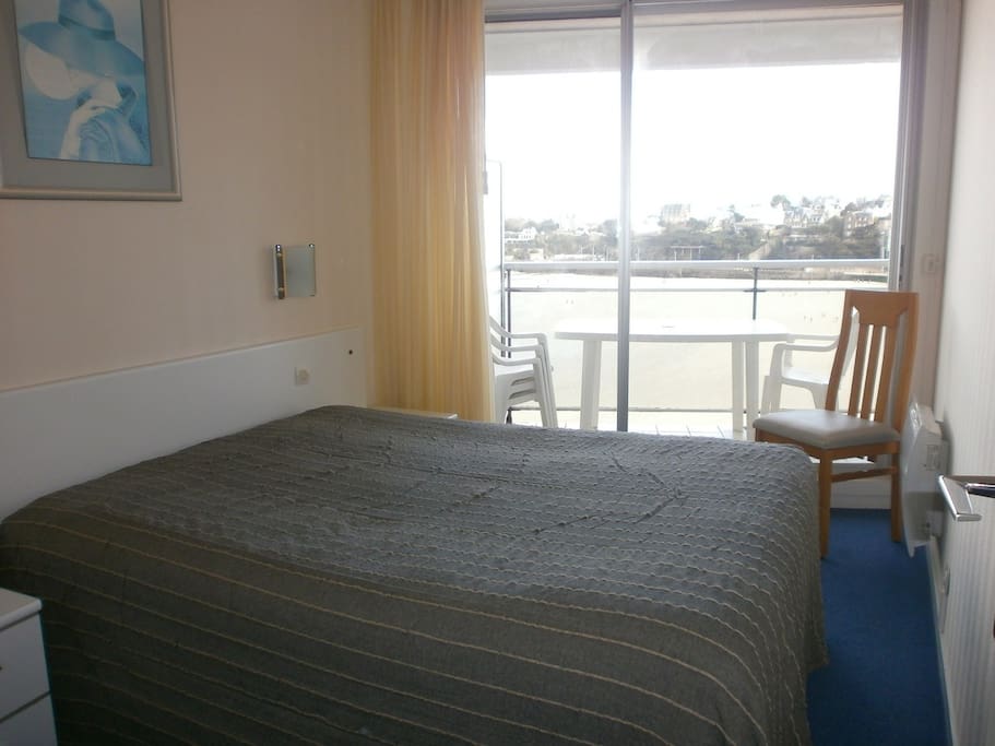 Chambre lit double avec terrasse mer