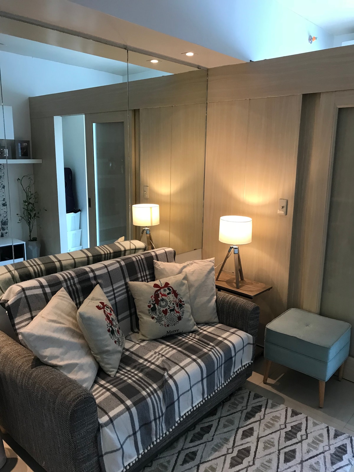 มีไฟส่องสว่างเต็มไปหมด... 