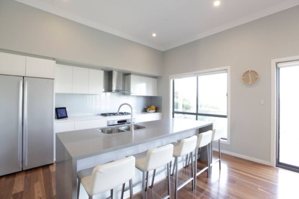 Fully Equipped Kitchen with Breakfast bar