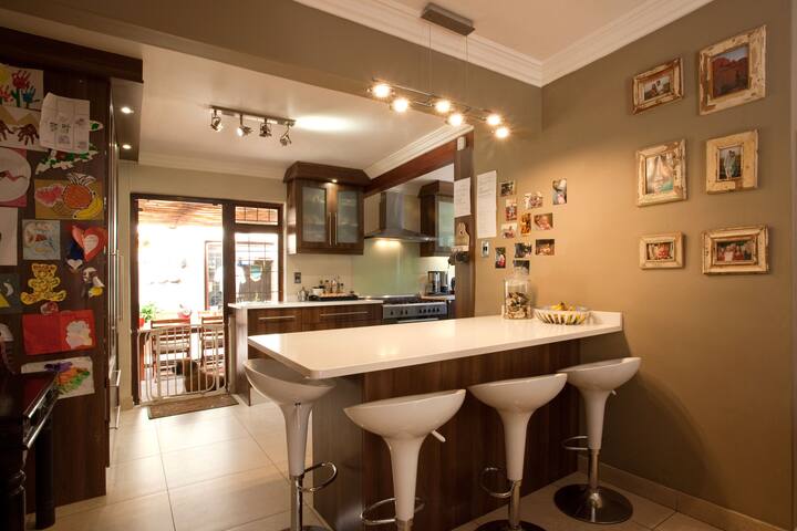 Lrge fam Home 2km Blouberg beach 4 bd 4 bth Slp 10 gallery image 2