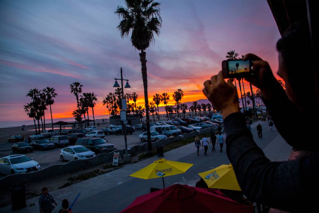 One of the best corners of the north end of Venice Beach boardwalk, the best restaurants and happy hours.
