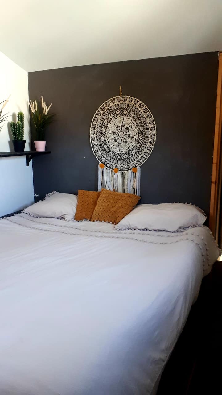 Habitación en el piso más pequeño pero muy agradable con dos ventanas que dan al jardín