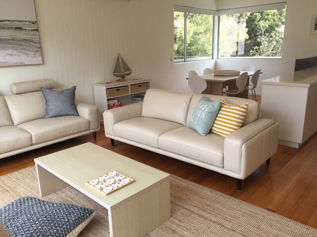 5 Simpson St – Front Beach Townhouse gallery image 2