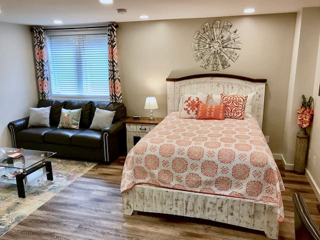 ONE BLOCK FROM TOWN SQUARE JACKSON! (3)