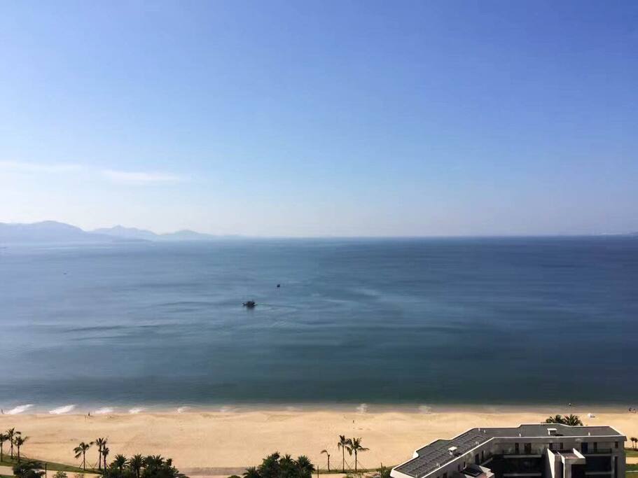阳台可以直接看到大海和沙滩