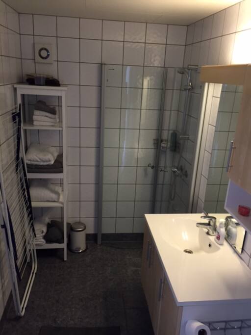 Bad med innfellbare dusjvegger