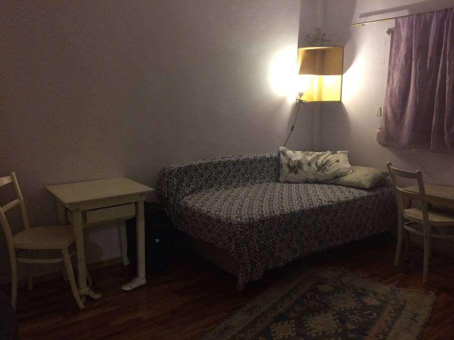esta es una de las habitaciones, cama nueva, piso de madera