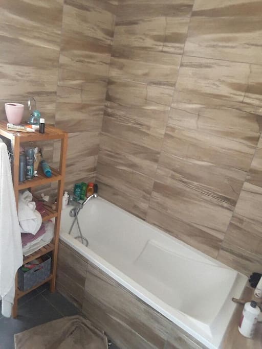 Salle de bain avec toilettes.
1 toilette indépendant au rdc.