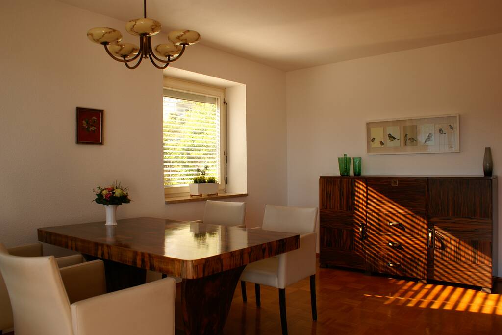 Helles und geräumiges Esszimmer