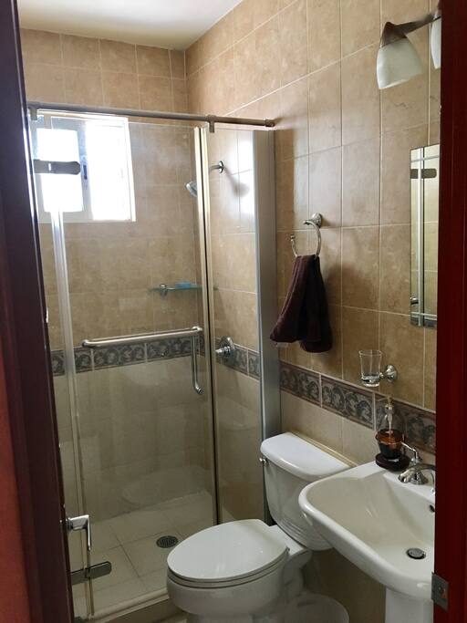 Baño completo y privado dentro de la habitación!