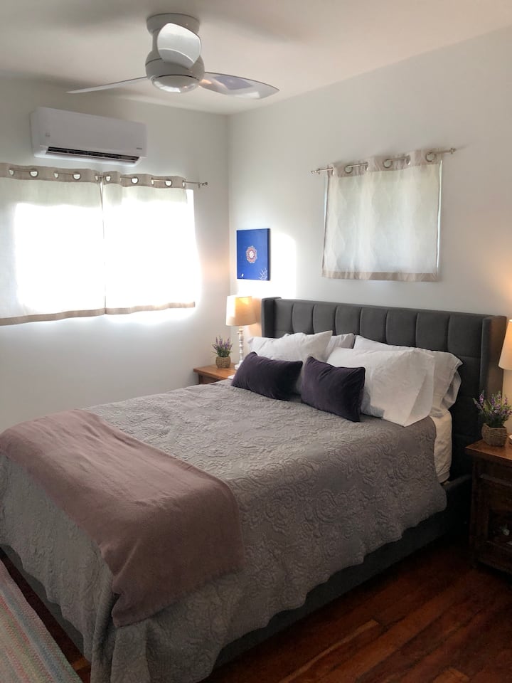 Dhomë gjumi kryesore me njësi të veçantë kondicioneri, ventilator tavani, dollap, televizor dhe banjë private kryesore.  Krevat dopio "Queen" me jastëkë, çarçafë dhe peshqirë.