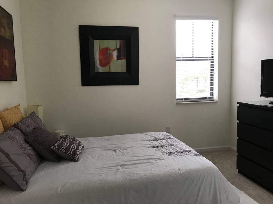 Very comfortable cozy bedroom with a brand new doble pillow mattress, TV, Wifi