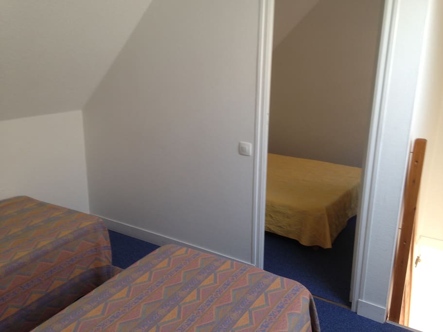 a l'étage 1 chambre et une alcove