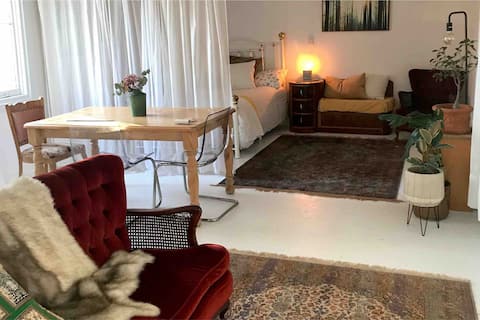 Adorable private studio/ guesthouse with parking