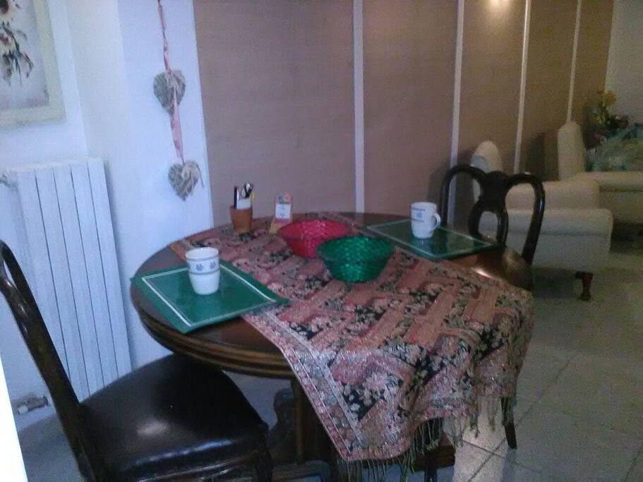 Zona comune con ampio tavolo e comode poltrone