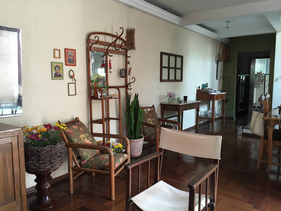 Vista da sala de estar para a de jantar