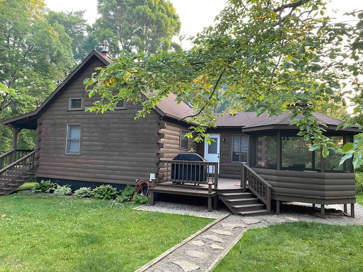 Cozy Pet Friendly Cabin In Hocking Hills w/Hot Tub Cabins for Rent in