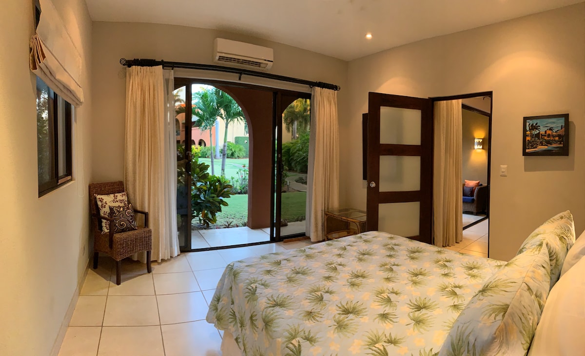 Glavna spavaća soba s bračnim krevetom okrenutom prema vanjskom dvorištu i bazenom sa slanom vodom.