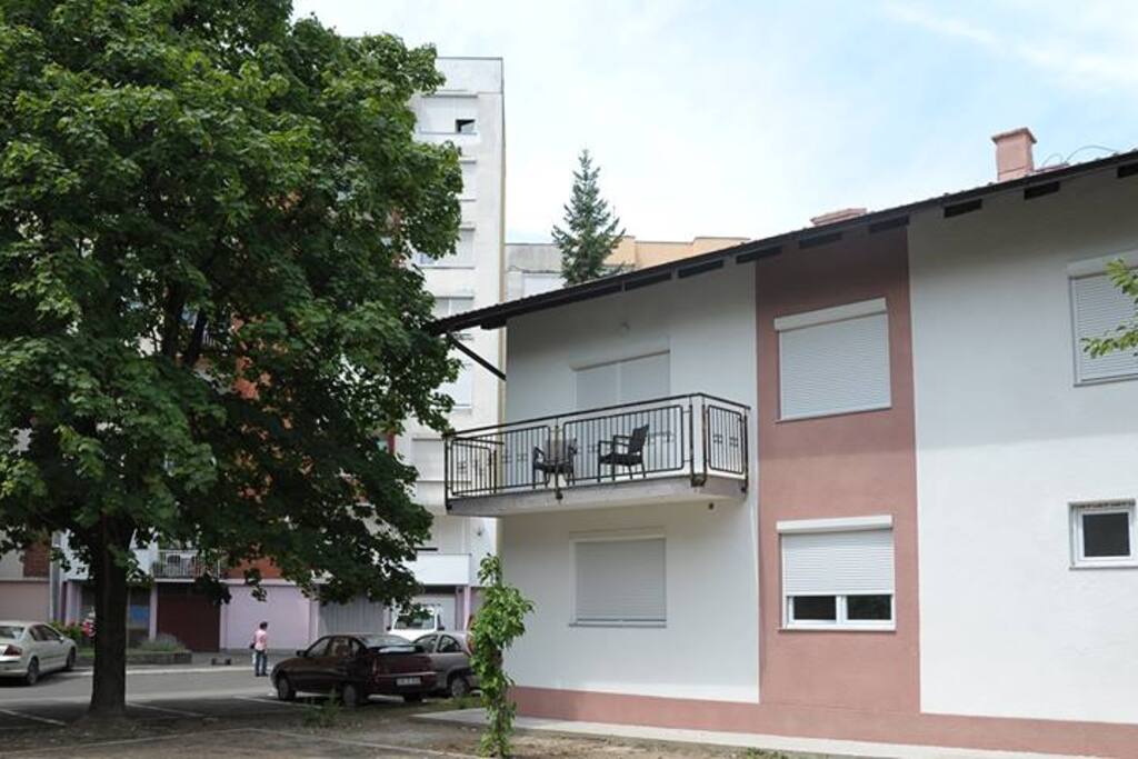 Novootvoreni hostel "Omega" nalazi se u Banjoj Luci u neposrednoj blizini centra grada (700 m). Opremljen je sa 9 soba, sve sobe imaju vlastito kupatilo, kablovsku TV, besplatan WiFi internet i parking za naše goste.