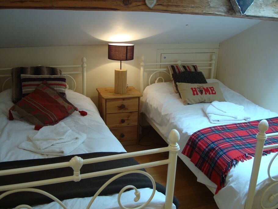 Bedroom №4 with a twin beds
