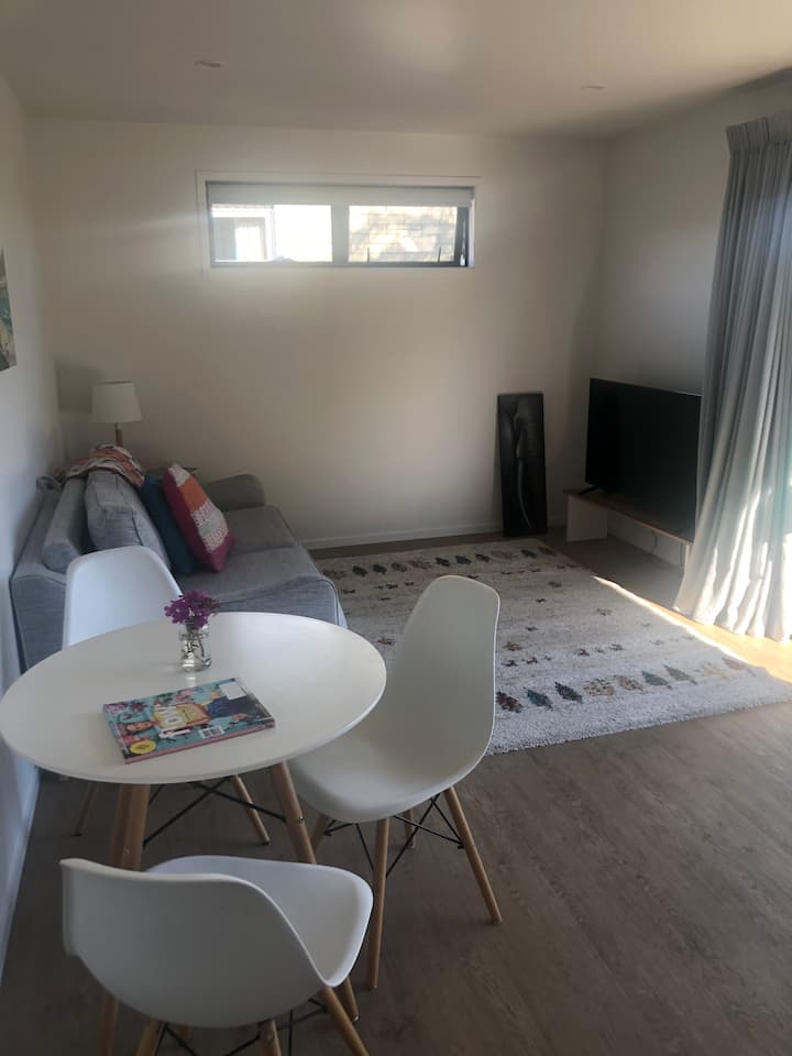 Pohodlný salónik s inteligentným televízorom.
