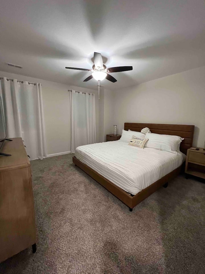 “Habitación de caramelo” con cama tamaño king, televisor de 50 pulgadas y vestidor