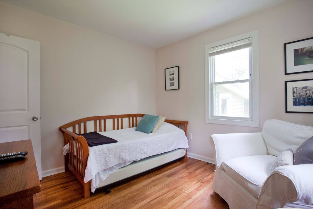 Hardwood floors, no pets