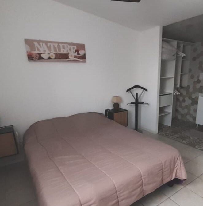 Slaapkamer en badkamer 