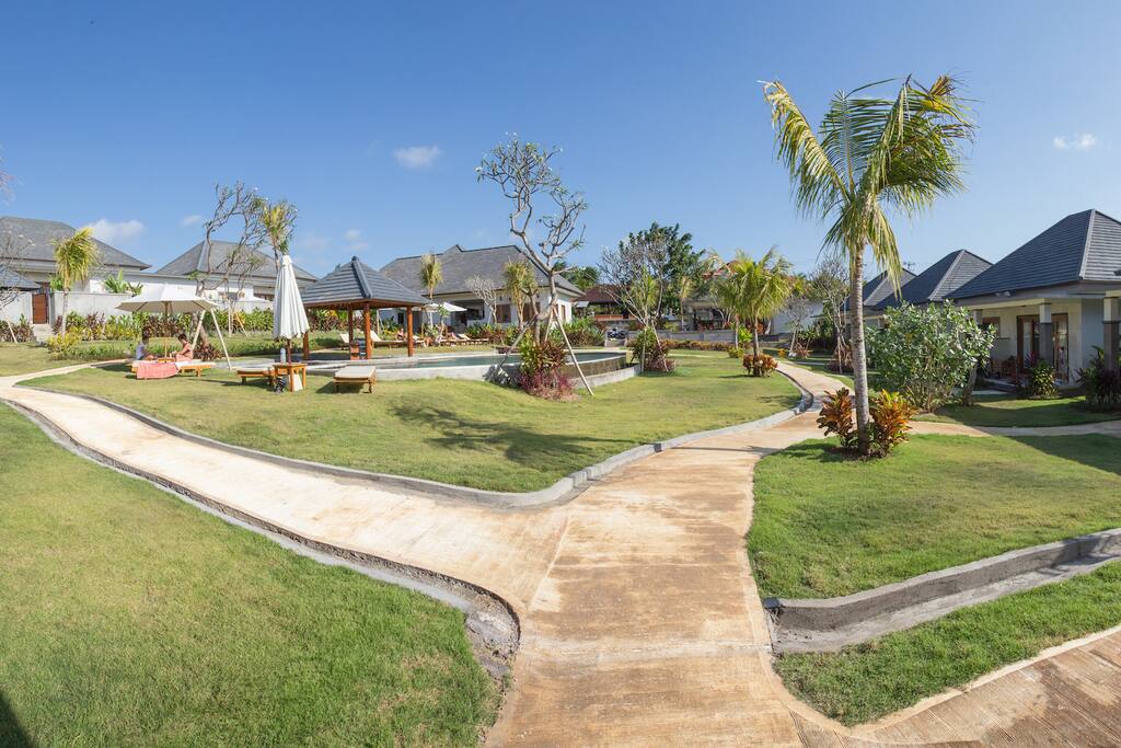 Value bungalow stroll to Padang Padang beach