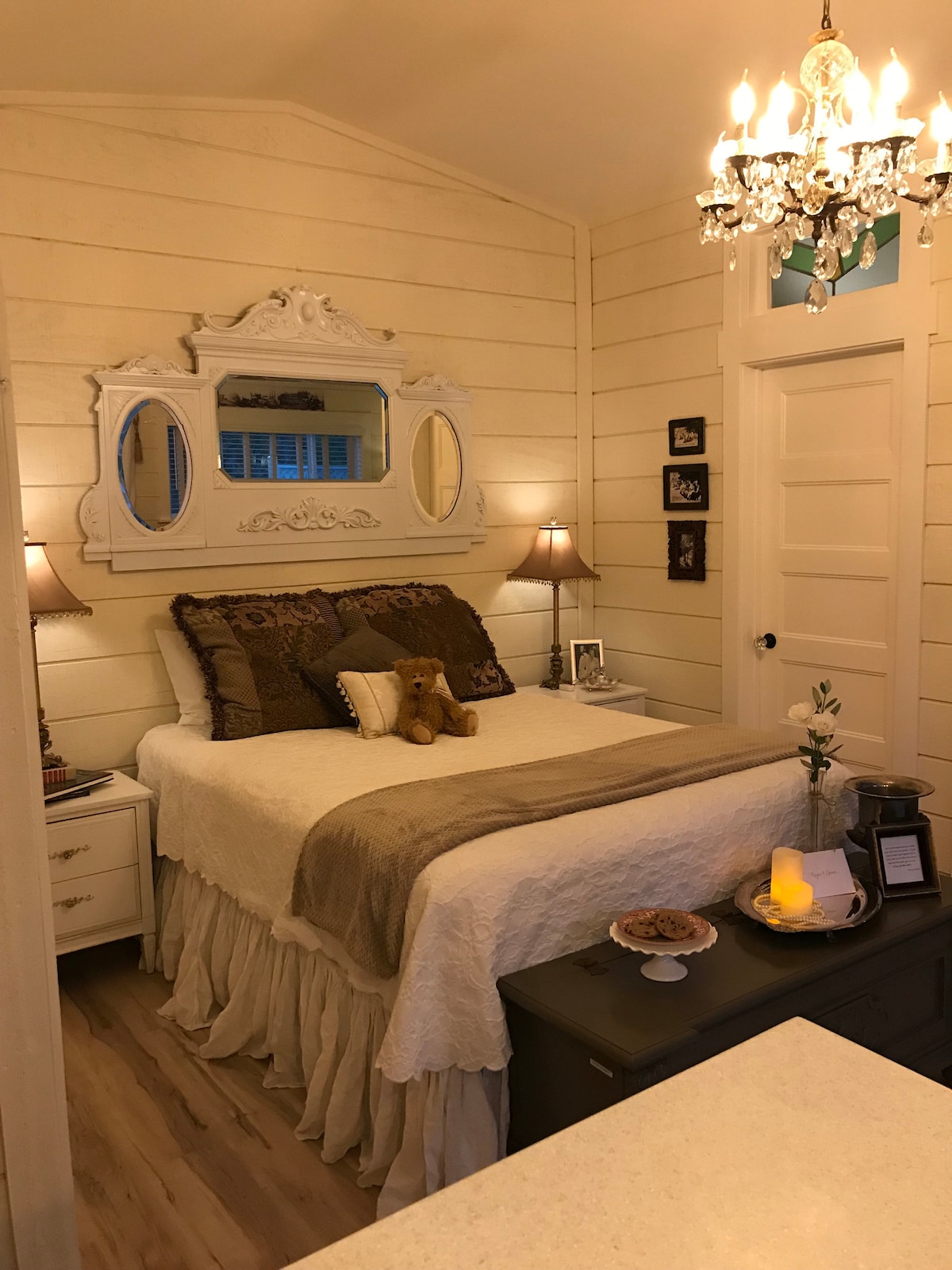 Чиста елеганција, овој удобен брачен кревет (широк 150-179 см) има меки и удобни чаршафи со 560 нишки. 