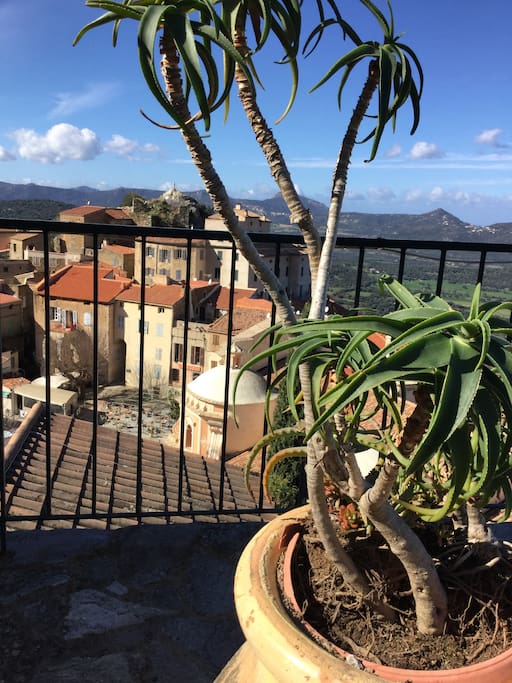 La terrasse vue sur la place