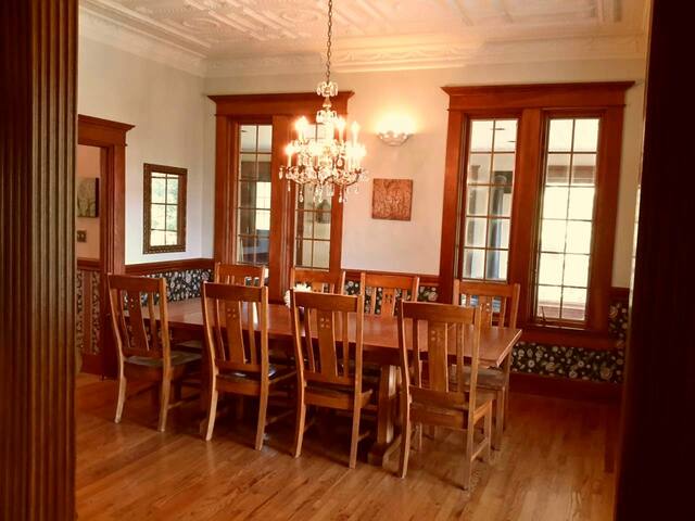 Family Ocean View Victorian Executive Swartz Bay gallery image 2