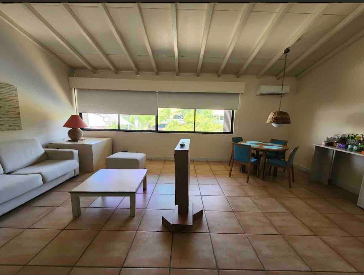 ✨Sebule yenye starehe iliyo na kiti kikubwa, chenye starehe mbele ya televisheni, inayofaa kwa ajili ya kupumzika baada ya siku ya jasura au matembezi.✨