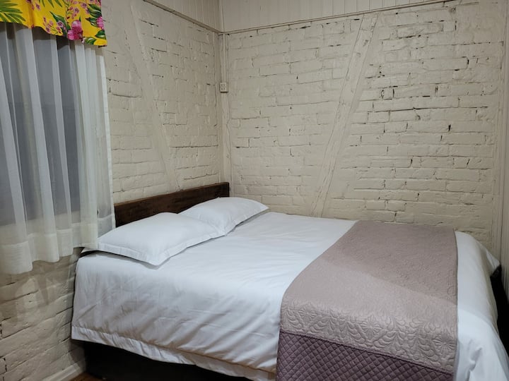 Bedroom (02). Box spring with good smelling bed and bath linens...
Air-conditioning.