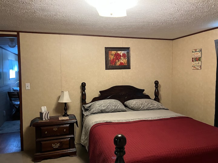 Se proporcionan todas las sábanas del dormitorio principal. 